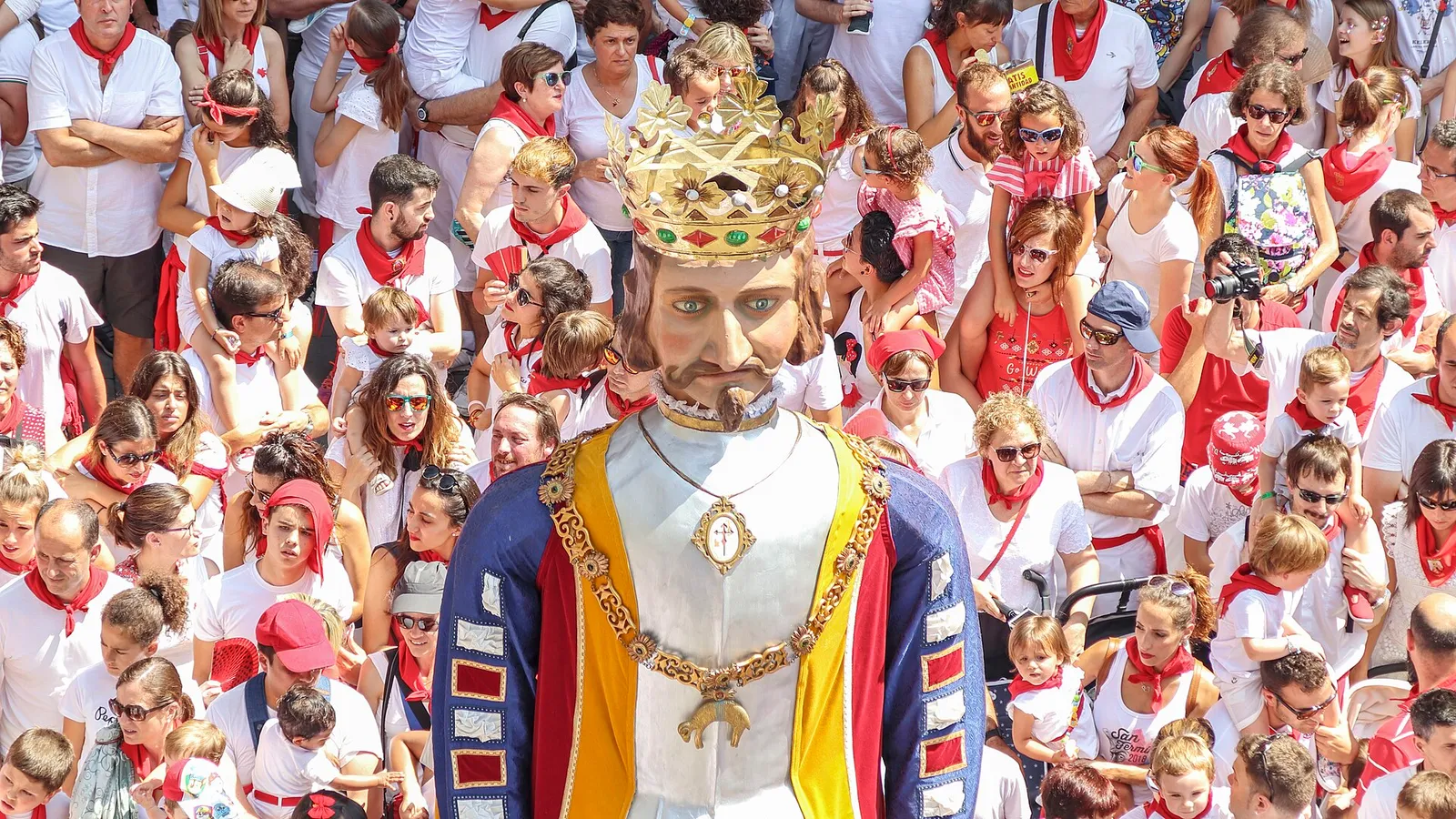 La comparsa de gigantes y cabezudos de San Fermín, en Pamplona