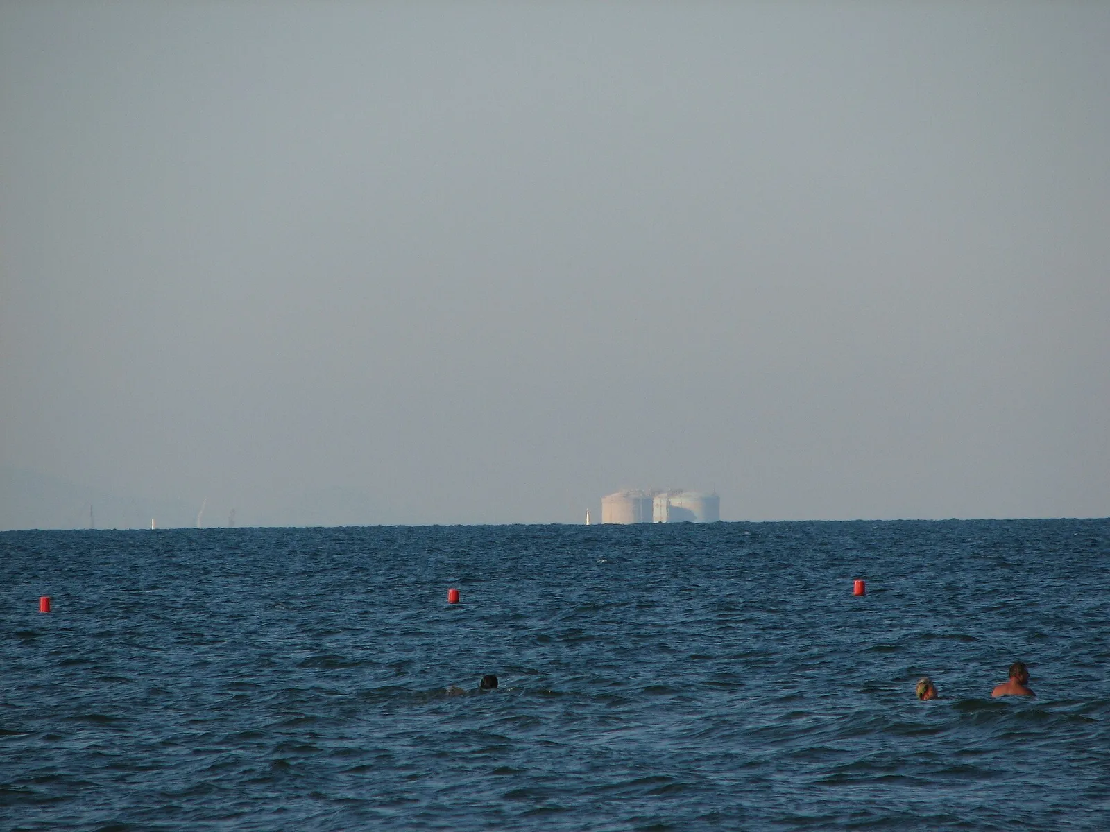 El mar frente a la costa de Valencia bajo la calima de un día caluroso