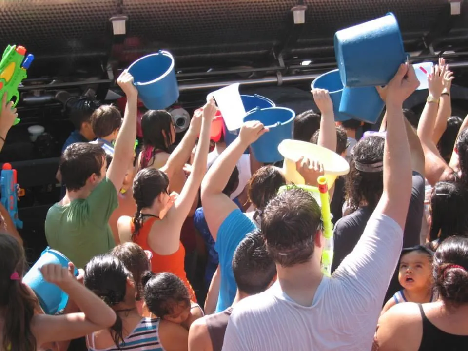 Vecinos participan en la Batalla Naval de Vallecas, en una edición anterior