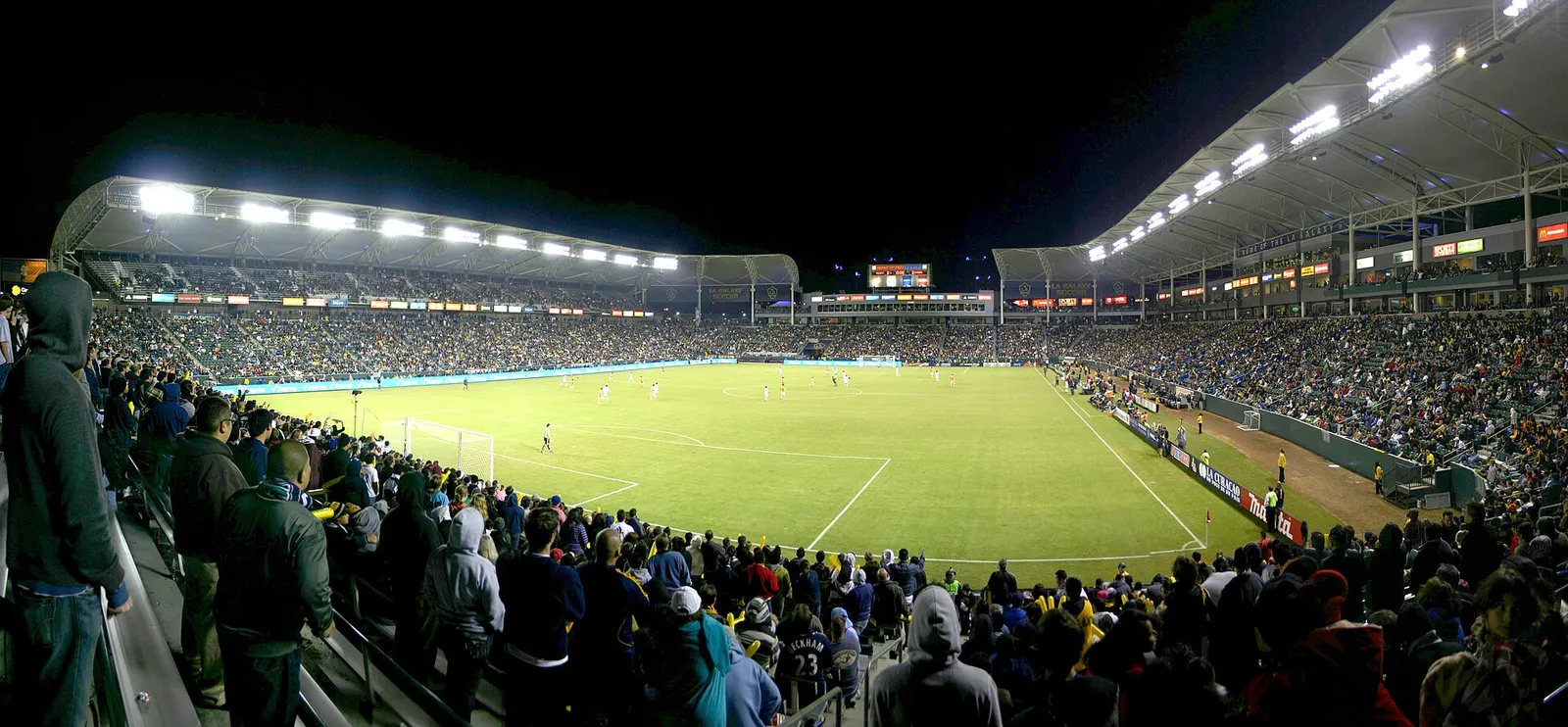 Panorámica de un estadio de fútbol durante un partido