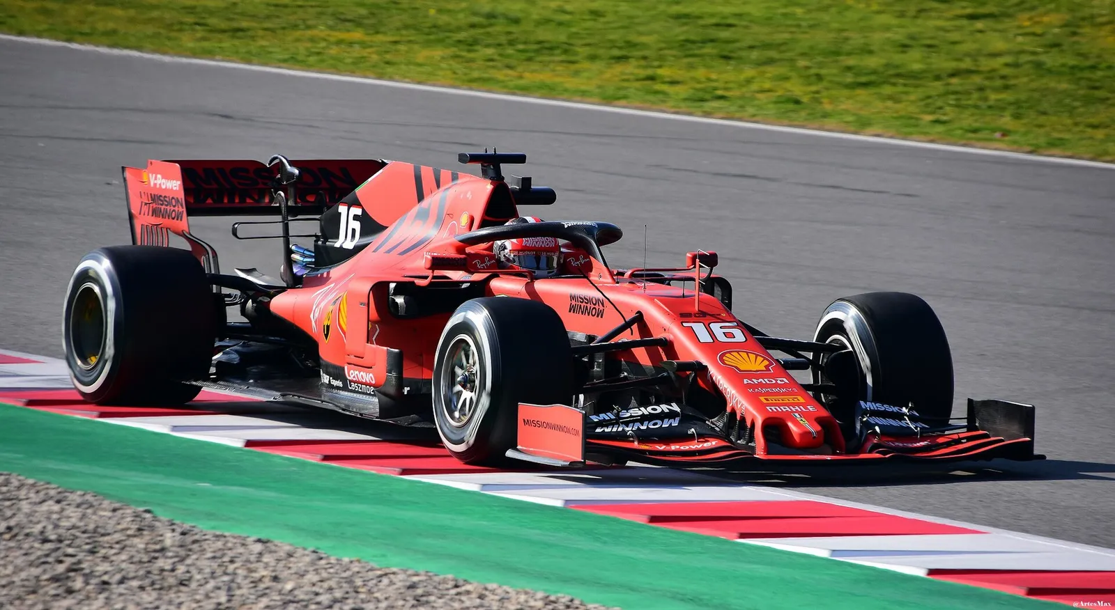 El Ferrari de Charles Leclerc en pista
