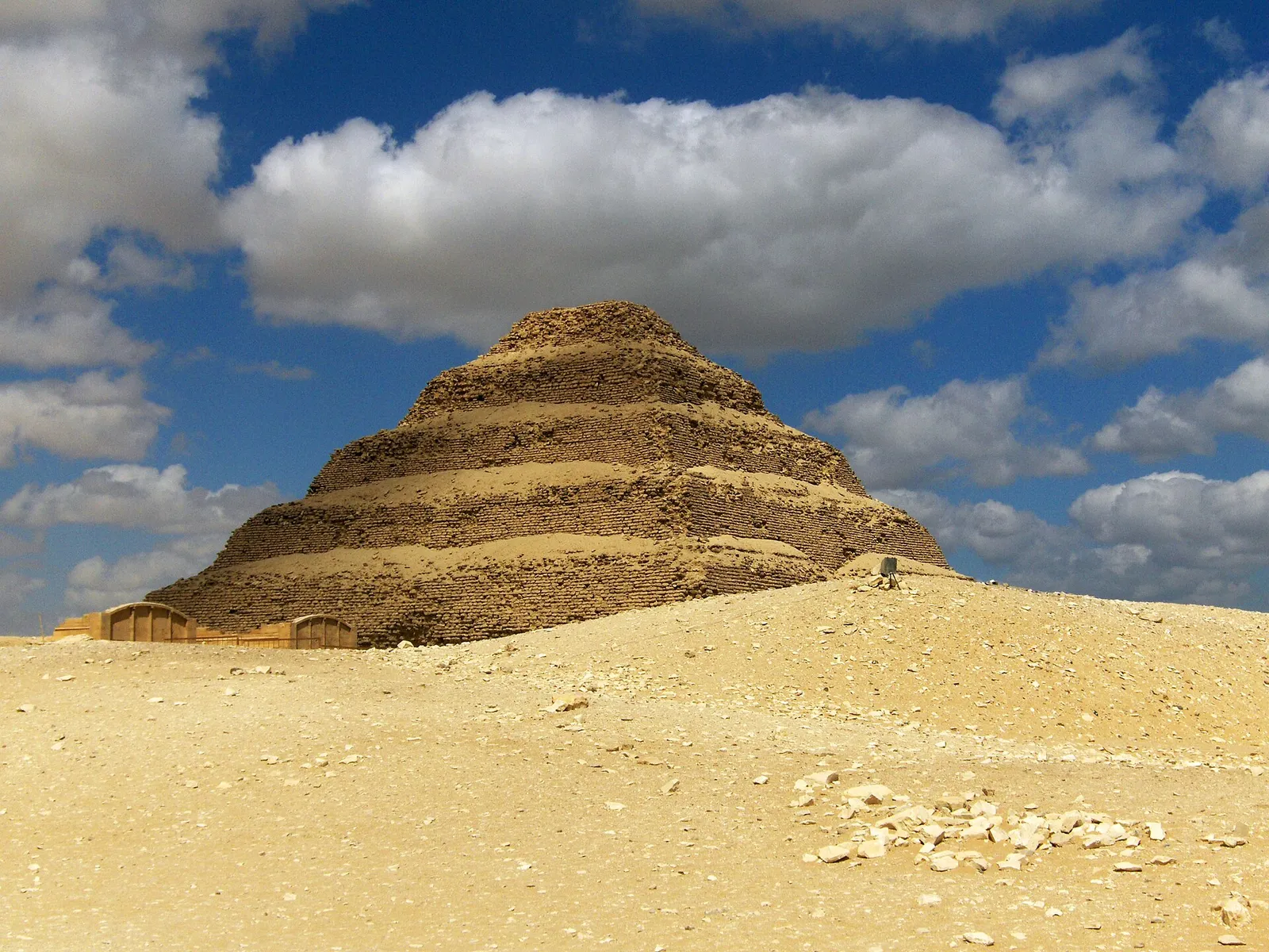 La pirámide escalonada de Zoser, en Saqqara (Egipto)