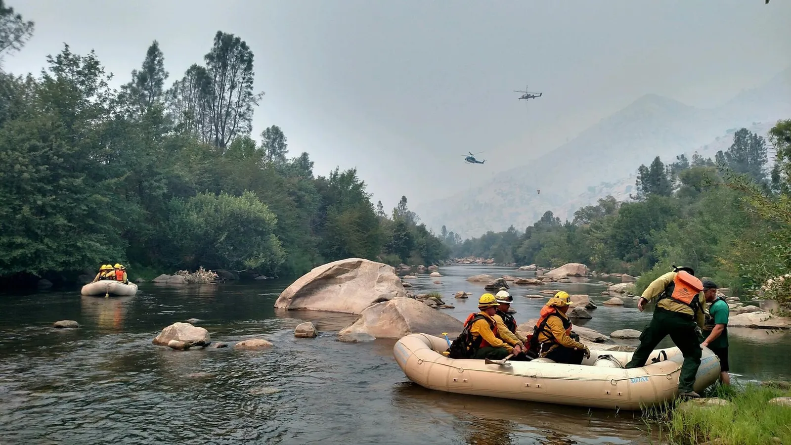 Bomberos forestales junto a un incendio (imagen de archivo)