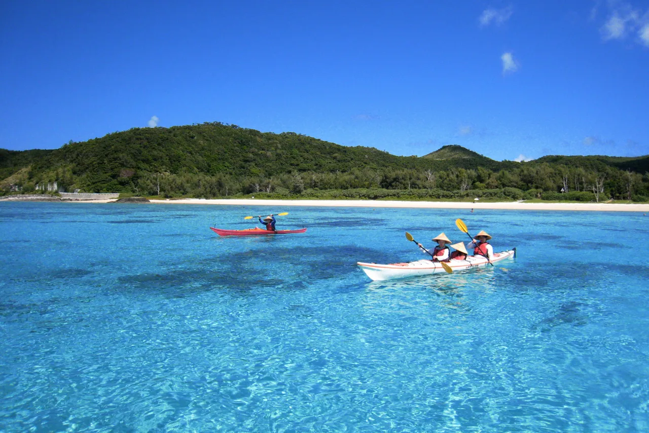 Kayak de mar en aguas turquesas