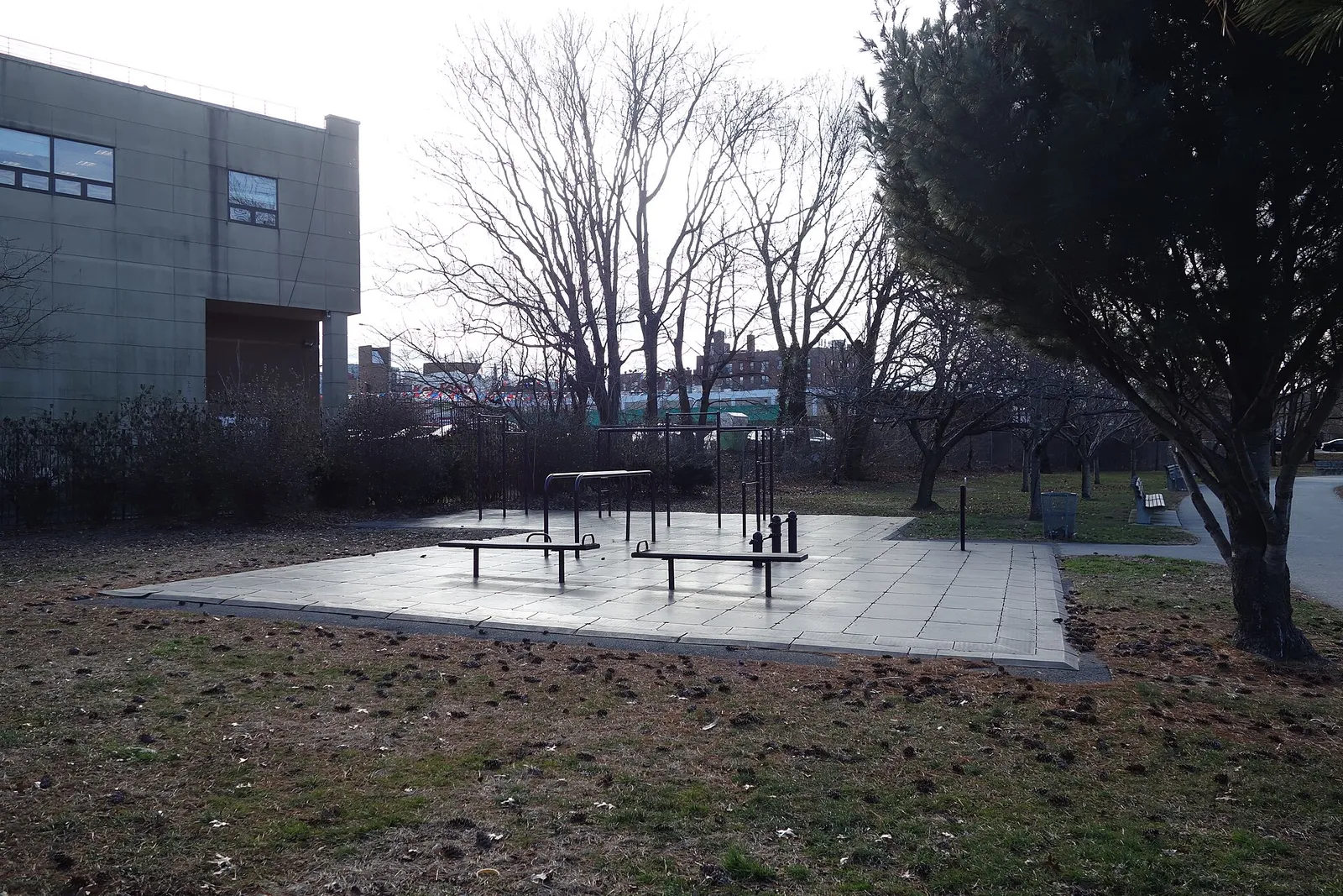 Aparatos de ejercicio al aire libre en un parque (imagen ilustrativa)