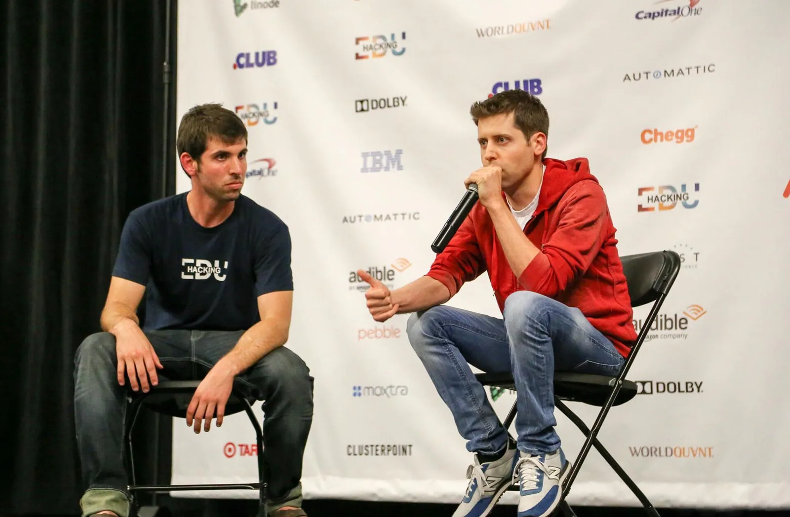 Sam Altman (a la derecha), consejero delegado de OpenAI, en un acto público