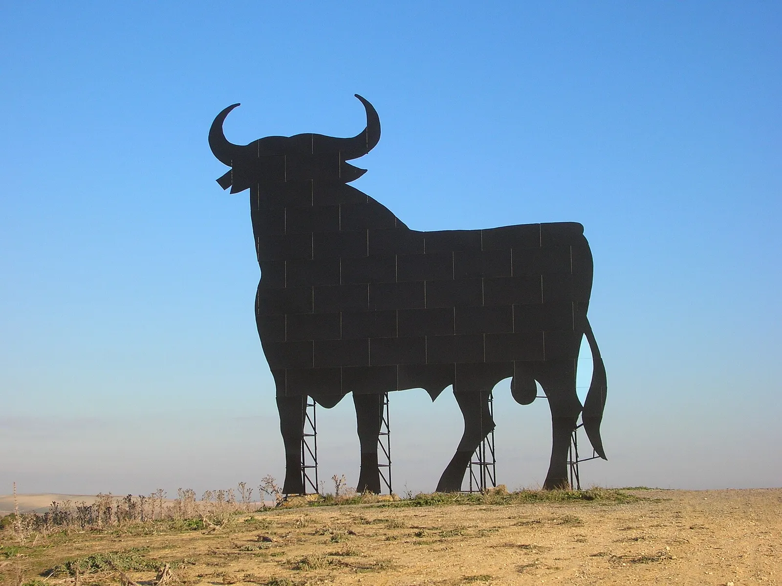 El toro de Osborne recortado contra el cielo en Las Cabezas de San Juan (Sevilla)