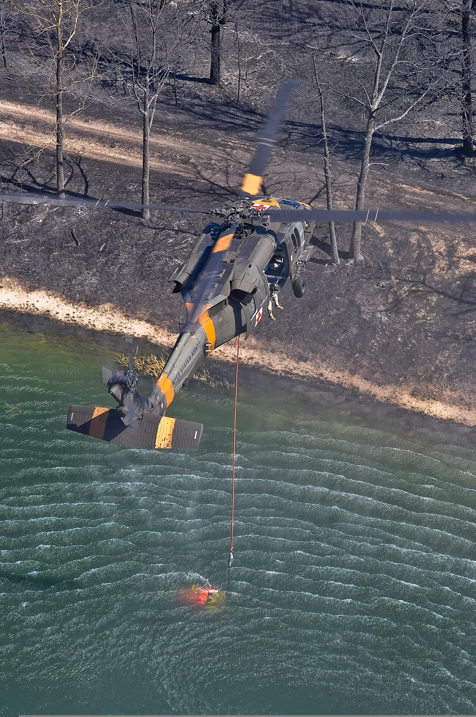 Un helicóptero recoge agua para combatir un incendio forestal (imagen de archivo)