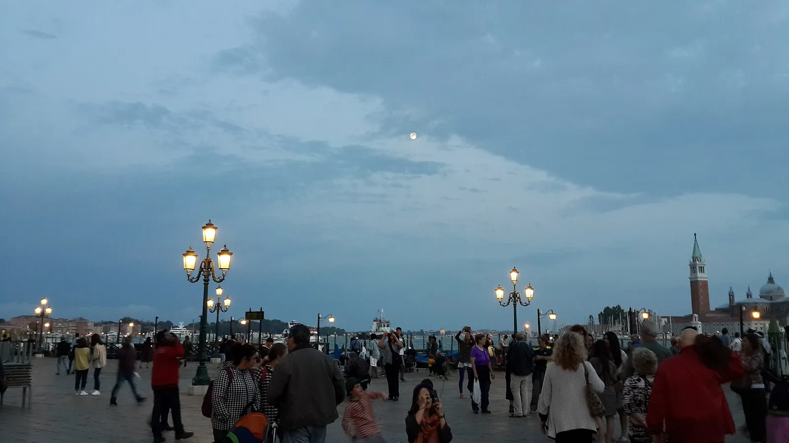 Una luna llena en el cielo nocturno (imagen de archivo)