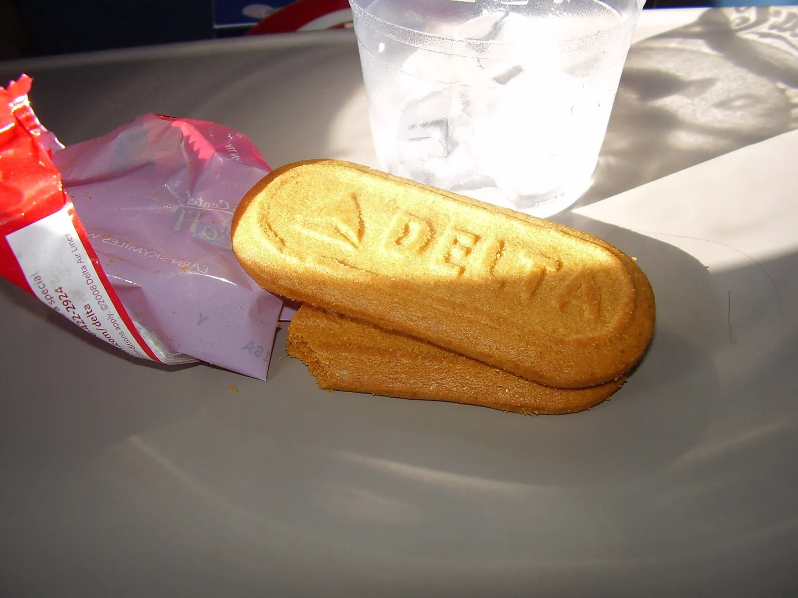 Galletas Biscoff de Lotus servidas con un café