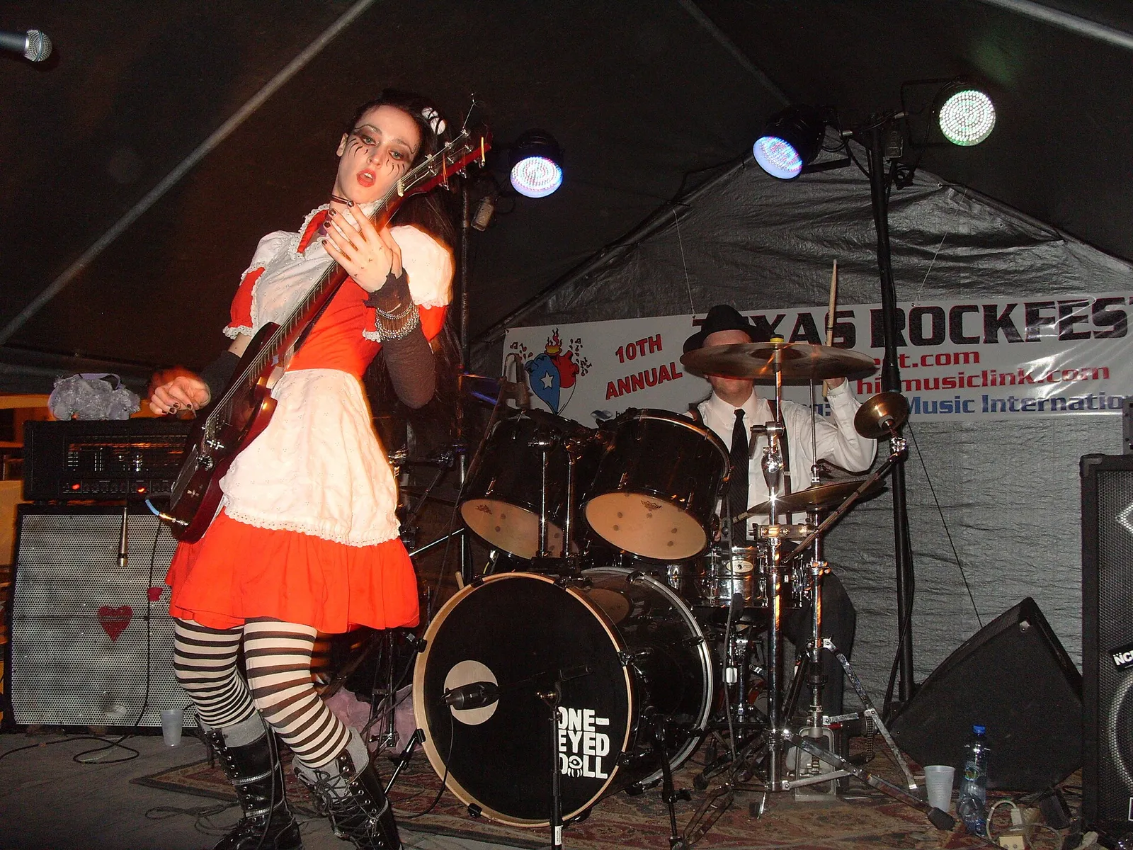 Una banda de rock actúa en directo (imagen de archivo)