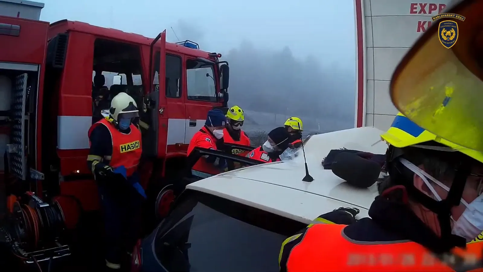 Intervención de los servicios de emergencia en un accidente de tráfico en autopista (imagen de archivo)