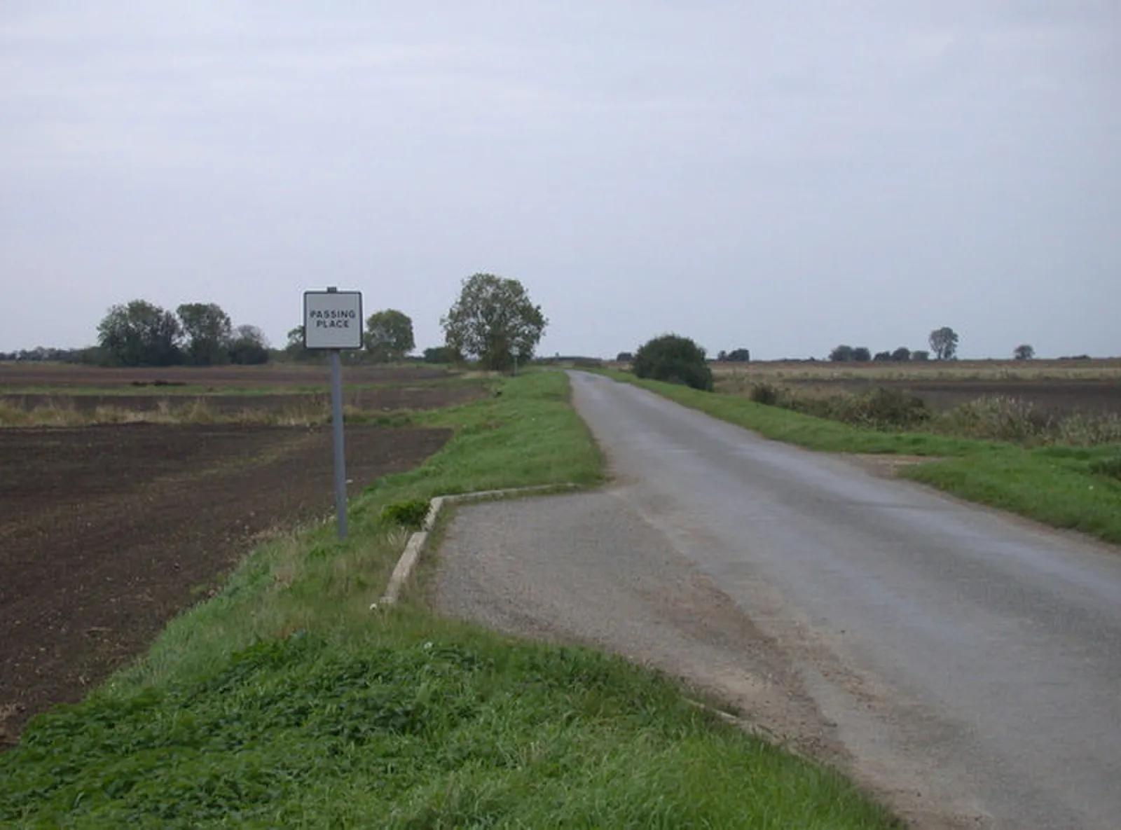 Una carretera estrecha de un solo carril (imagen de archivo)