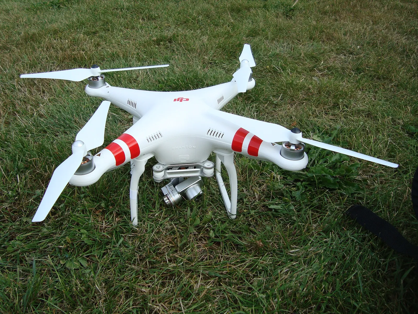 Un dron cuadricóptero de uso civil
