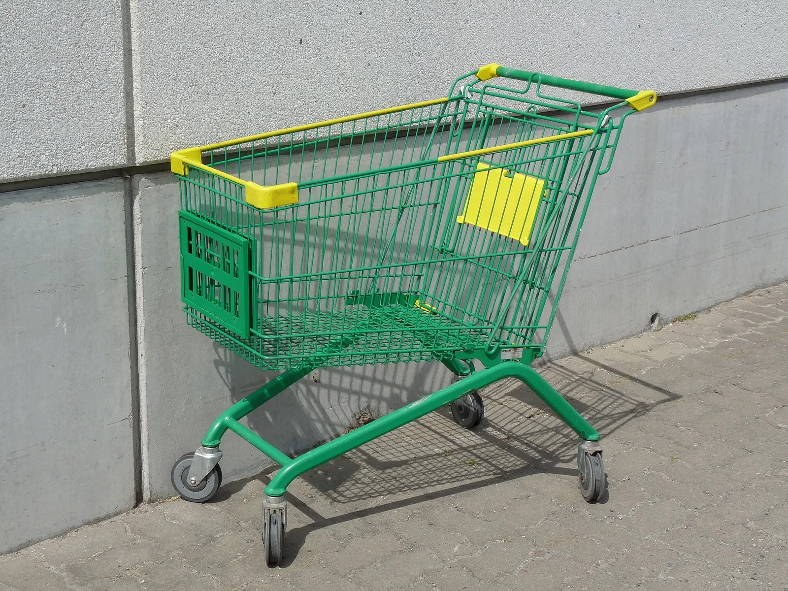 Un carro de la compra en un supermercado (imagen de archivo)