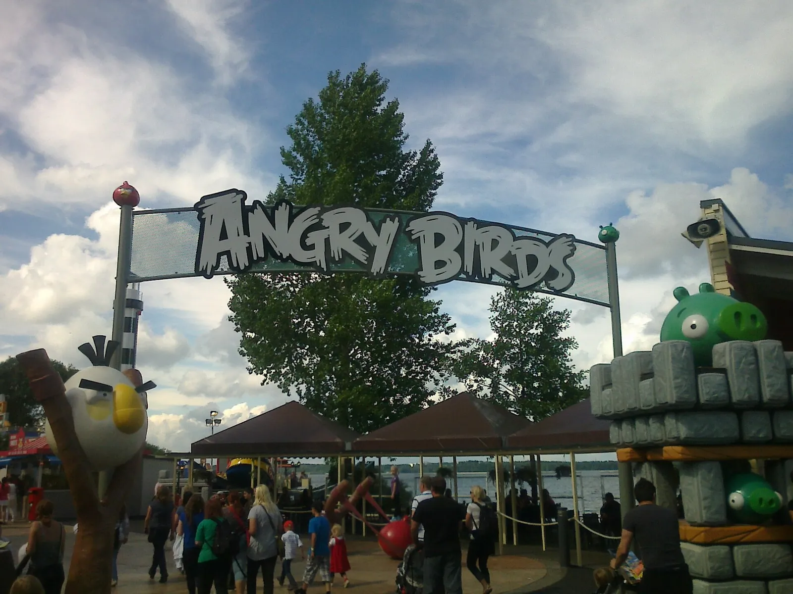 Decoración de Angry Birds en un parque temático (imagen ilustrativa)