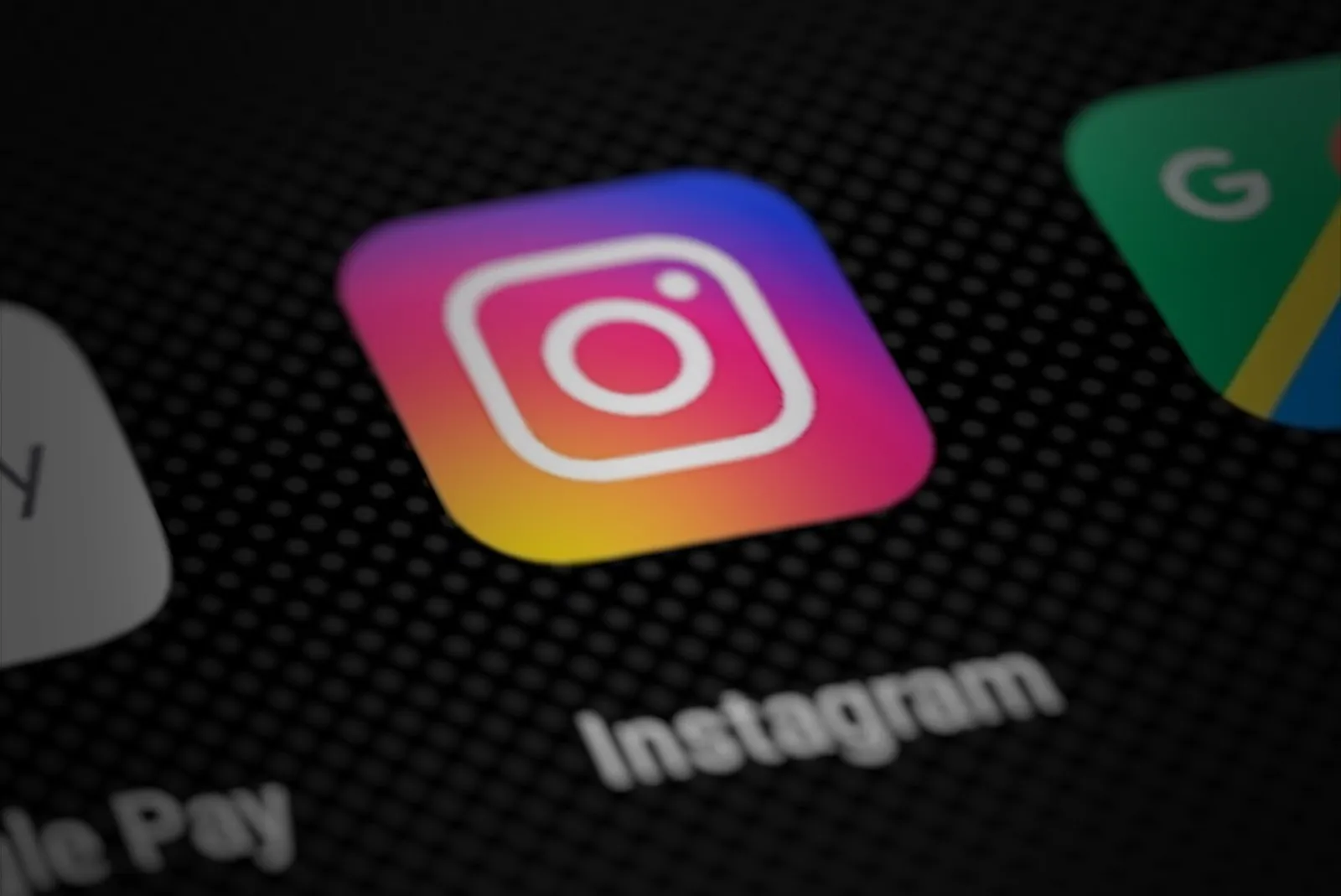 El icono de la aplicación de Instagram en la pantalla de un teléfono móvil
