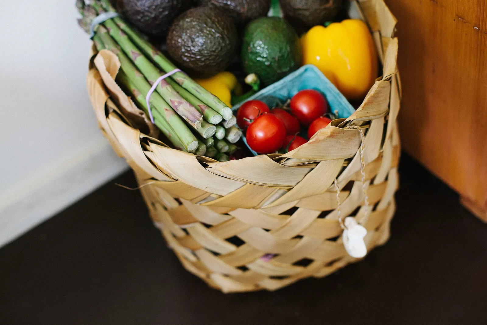 Una cesta con verduras y hortalizas frescas