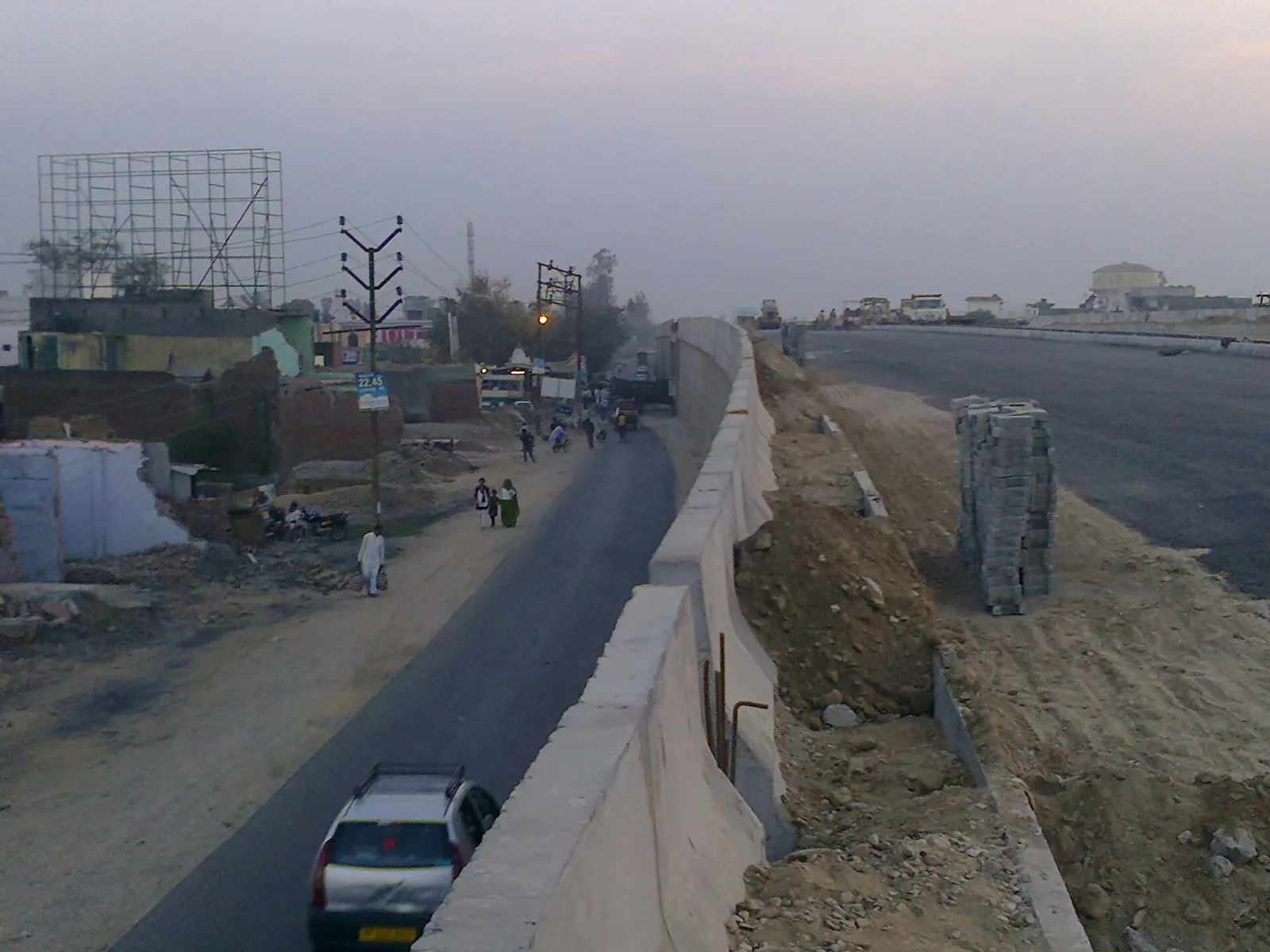 Un paso elevado en construcción en la India (imagen de archivo, no corresponde al puente citado)